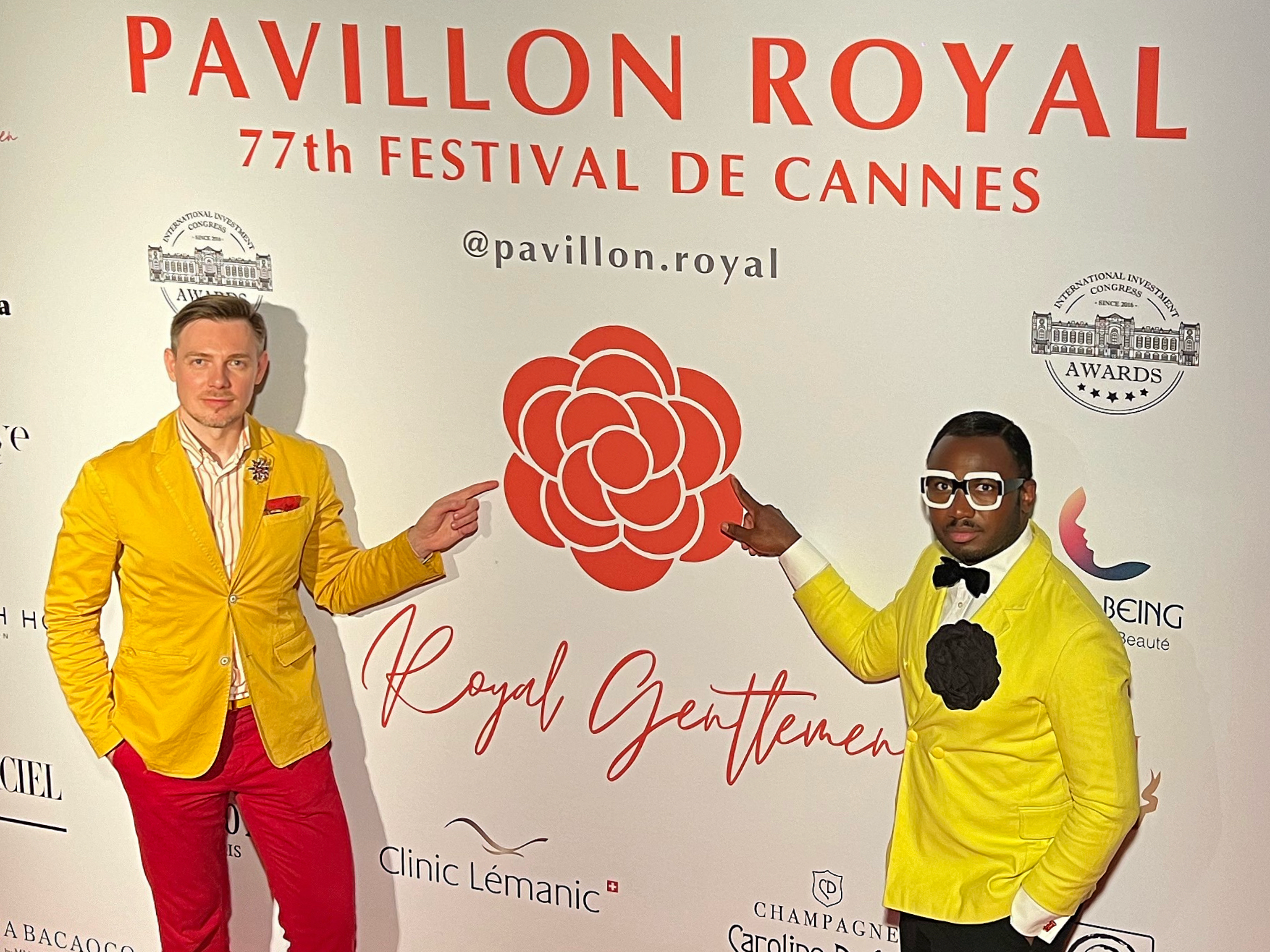 Thomas Misse et Marek Harmony, fondateurs de Royal Gentlemen, sur le tapis rouge du 77ème Festival de Cannes au Pavillon Royal, illustrant l'élégance et le style luxueux de leur agence de Conciergerie et de Relooking.