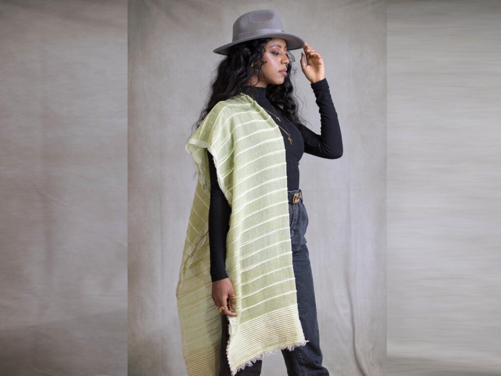 Les foulards Lemlem, avec leurs motifs vibrants et leurs couleurs lumineuses, sont le reflet d'une mode poétique qui respecte à la fois l'artisanat et l’environnement.