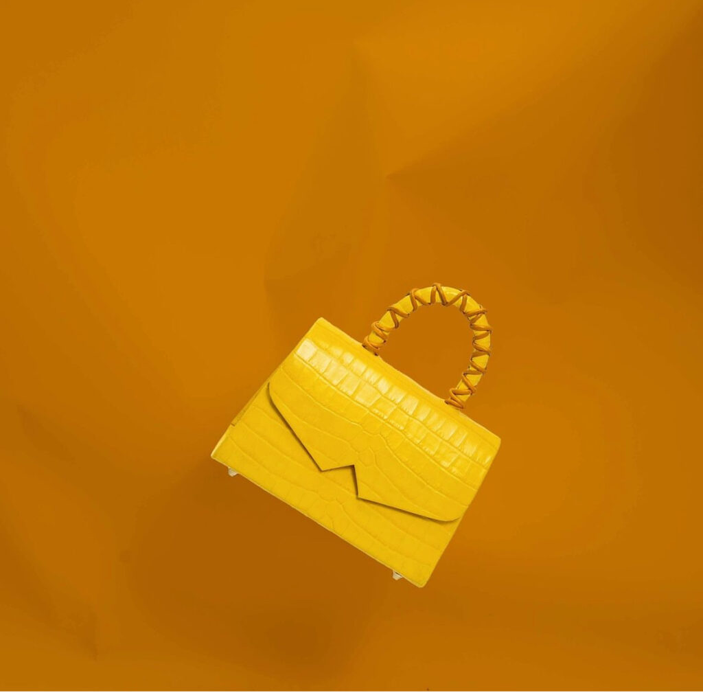 Sacs éco-responsables fabriqués à la main à partir de matériaux locaux et recyclés.