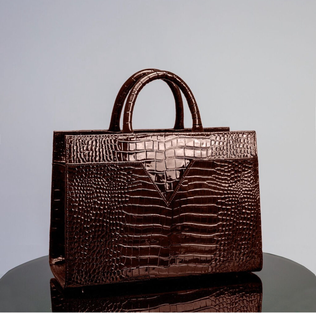 Sacs éco-responsables fabriqués à la main à partir de matériaux locaux et recyclés.