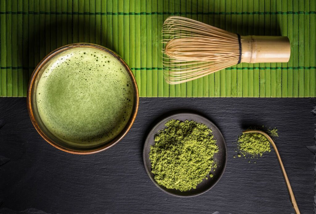 Préparation du matcha: 
Bol avec du matcha en poudre.
Fouet en bambou (chasen).