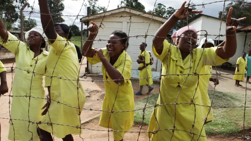 Des femmes détenues dans une prison de haute sécurité de Hararé manifestent leur joie.