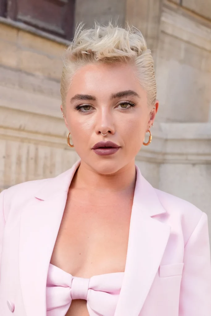 Florence Pugh coupe pixie blonde.