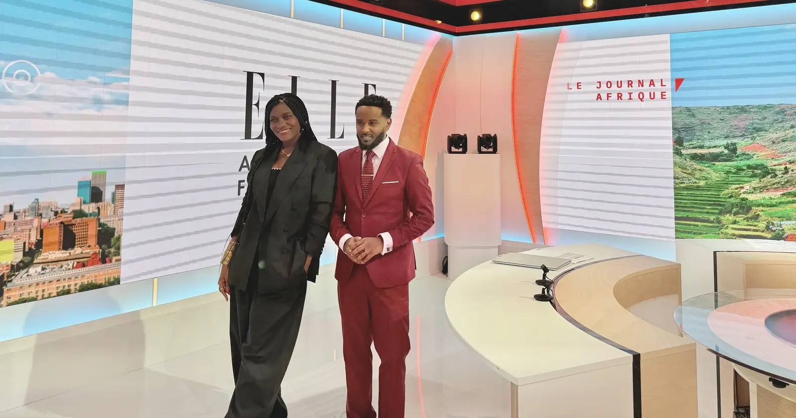 Frédérique Nanan et Patrice Férus en pied sur le plateau du Journal de l’Afrique de TV5MONDE, entre les logos ELLE Afrique francophone et Le Journal Afrique