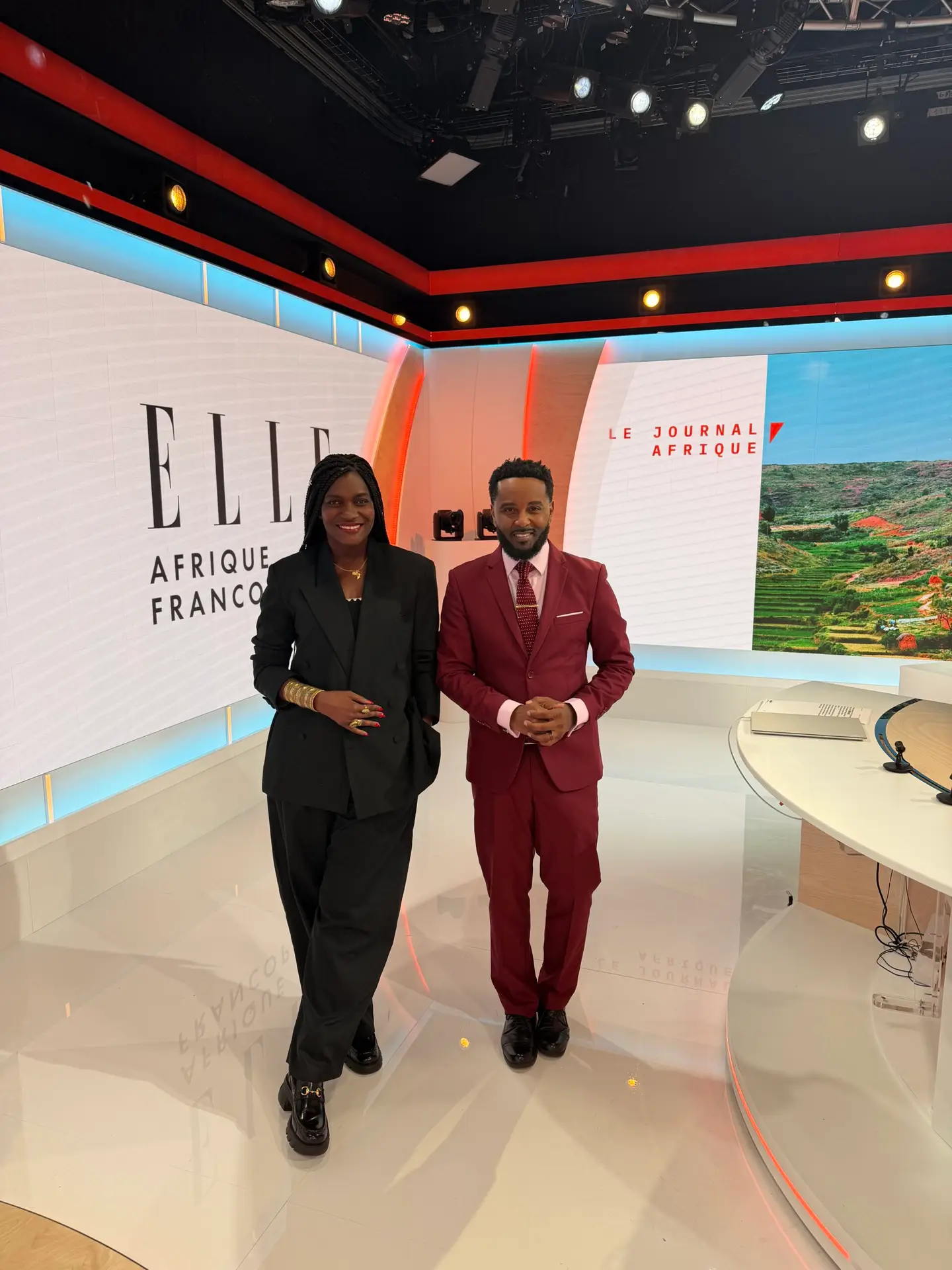 Frédérique Nanan et Patrice Férus en pied sur le plateau du Journal de l’Afrique de TV5MONDE